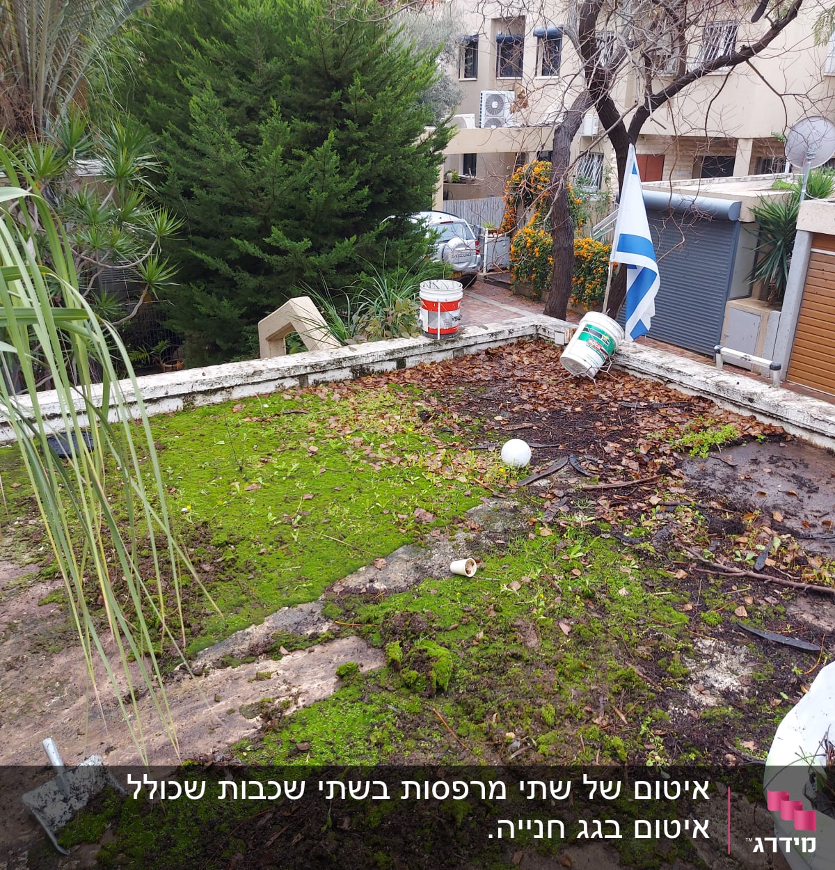 גג עם דליים וחומרים לאיטום